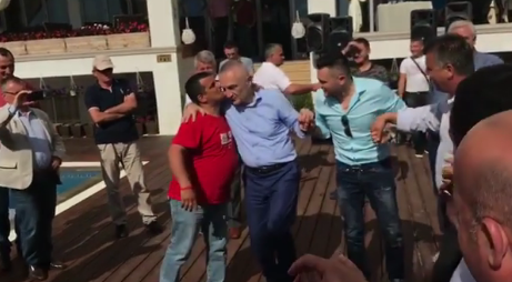 Ilir Meta kërcen vallen e  “Baftjarit” bashkë me popullin