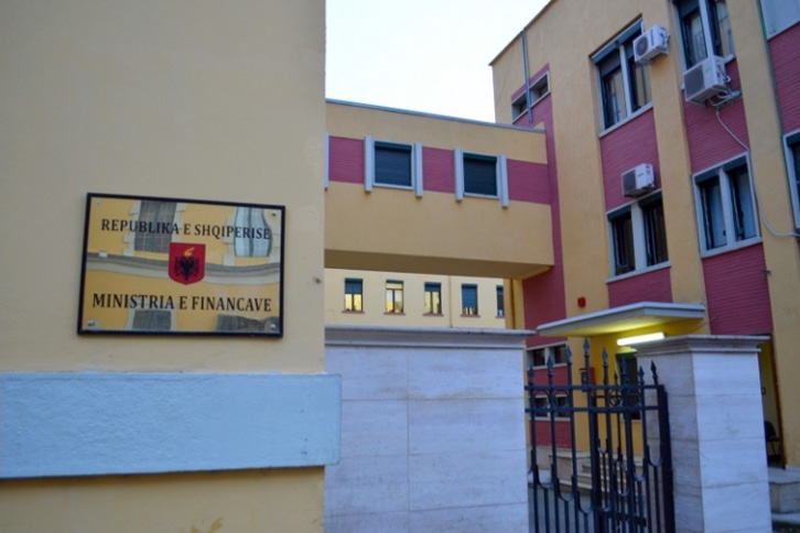 SKANDAL/ Ish-ministri Zho-Zho djeg dokumentet në bodrumin e ministrisë