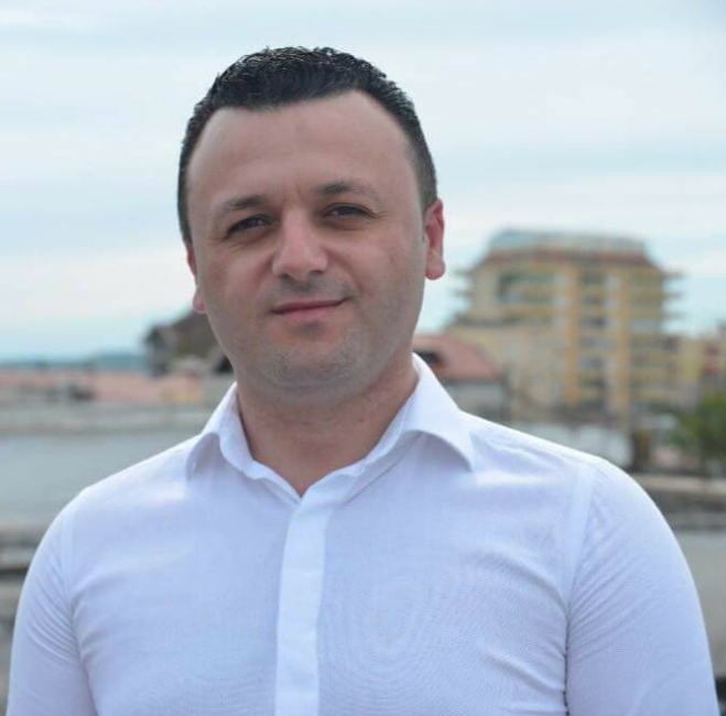 Kandidati socialist i Kavajës sulmohet nga ndjekësit në facebook, ja arsyeja