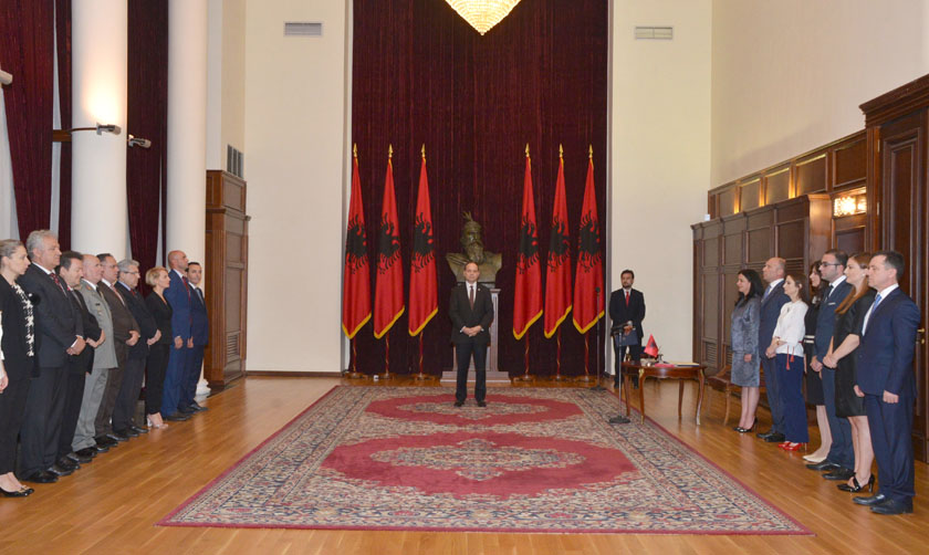 FOTOGALERI/ Shikoni ministrat teknikë cfarë po bëjnë tek zyra e Nishanit