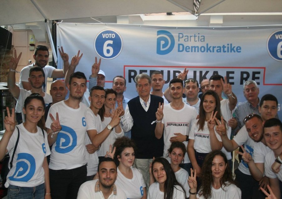 Sali Berisha shfaqet në fushatën e PD-së, pasdite ishte në një “çadër”