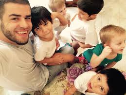 FOTO/ Noizy nderohet nga shoqata e jetimëve: Pa fjalë