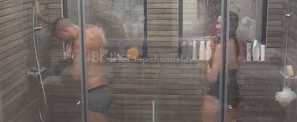 FOTO/ BB9, plas sherri, Fiorentina kap mat Olsin me Ambran në dush