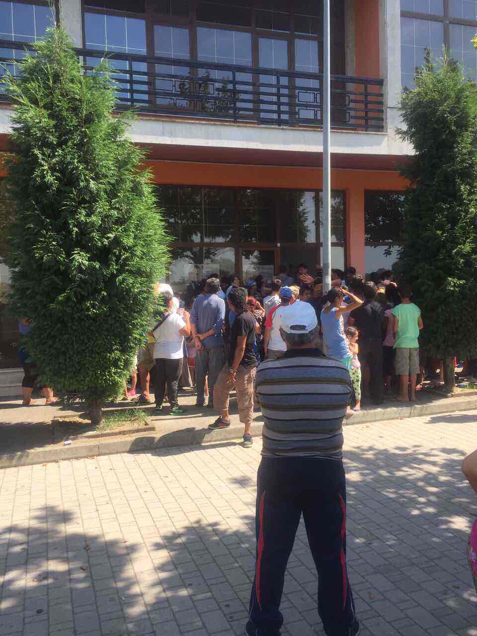 VIDEO & FOTO GALERI/ Shkodër, ja kush e uli “pazarin” e votës në “nivelin” e një qese me ushqime