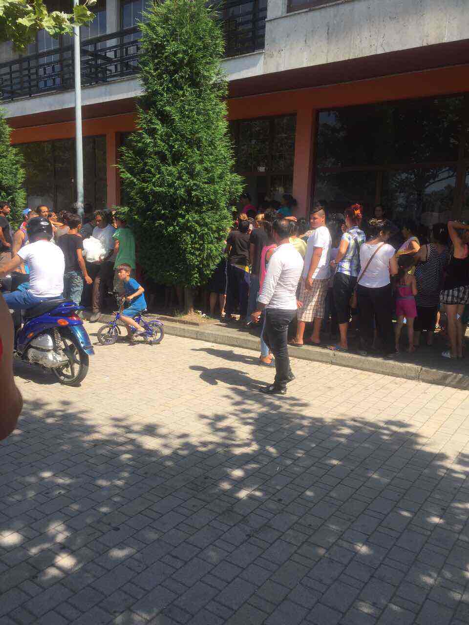 VIDEO & FOTO GALERI/ Shkodër, ja kush e uli “pazarin” e votës në “nivelin” e një qese me ushqime