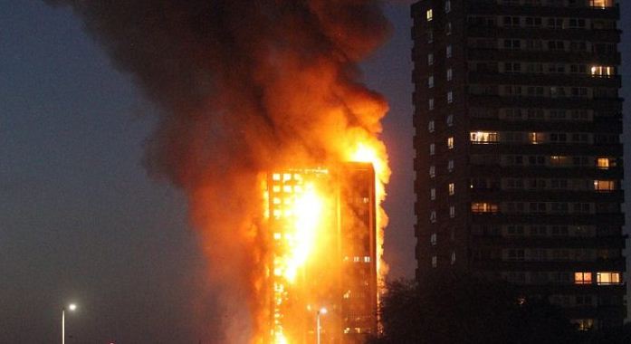 VIDEO/Flakët përfshijnë pallatin 27 katësh në Londër, tmerr për 120 apartamente