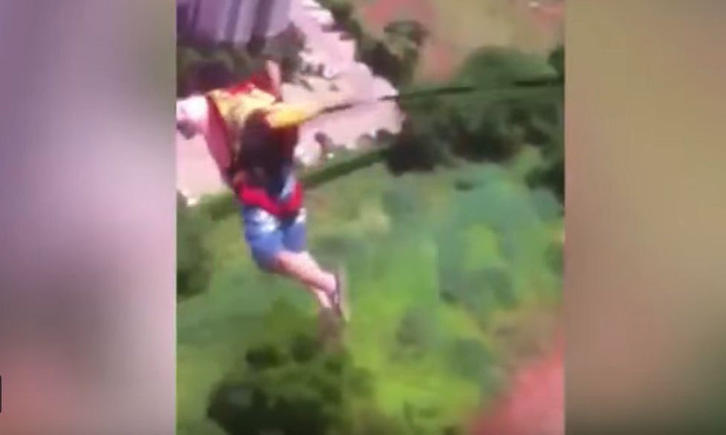 VIDEO/ Blen parashutën në internet dhe hidhet nga ballkoni për ta provuar