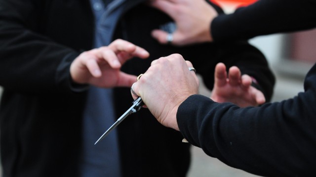 Korçë, gjimnazistët sherr me thika, dy prej tyre përfundojnë në spital