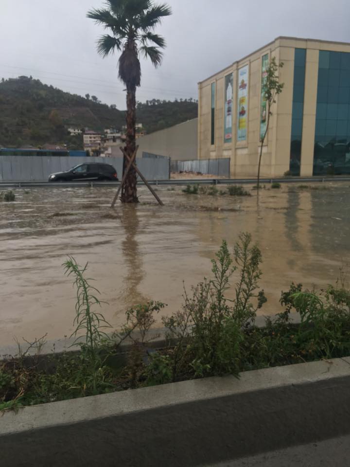 Moti i keq përmbyt Durrësin, probleme me qarkullimin në disa rrugë