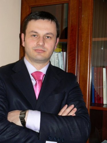 DENONCIMI/ Hetoni Ndrecajn, nga miliona euro të shpërdoruara, dhunimi i specialistëve të arsimit dhe paracaktimi i fituesve të tenderit