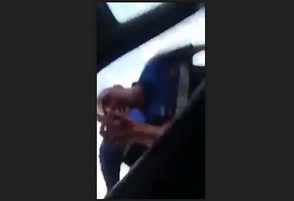 VIDEO/ Policia “që desh” Saimir Tahiri, bëjnë cubin dhe të shajnë me “libër shtëpie”