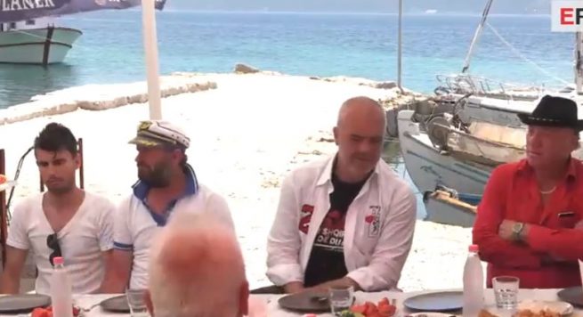 FOTOGALERI/  Vlorë, Rama drekon me pashkatarët, Basha “ja zë në grykë”