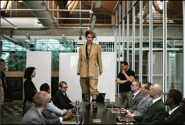 FOTO/ Rita Ora sjell klipin e ri, publikohen pamjet