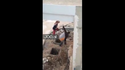 VIDEO/ Burrat në Memaliaj rrihen me grushte, dhe më pas marrin dy copa dërrase