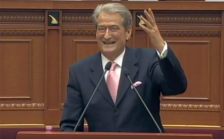 VIDEO/ Berisha leksione xhelozie dhe dashurie Blushit mbrëmë në Parlament