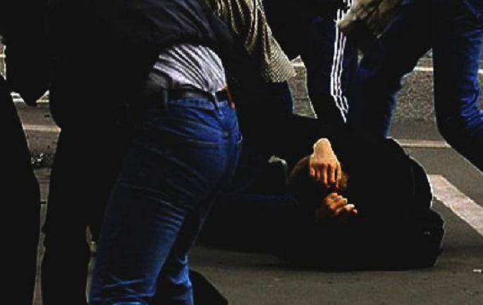 VIDEO/ Tiranë, sherr me leva hekuri, gjakosen dhe përfundojnë në spital