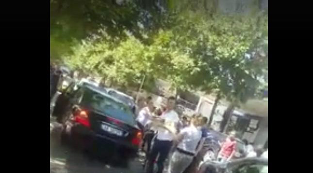 VIDEO/ “U qëlluan me leva hekuri”, gra e burra në spital pas sherrit në Laprakë