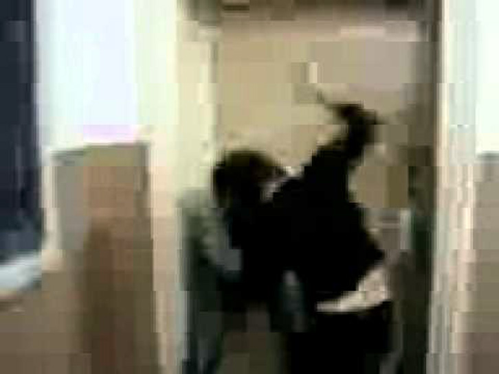 EMRAT/ Ersekë, gratë militante të PS e LSI në Poliklinikë, kapen “prej lesh koke” për partitë