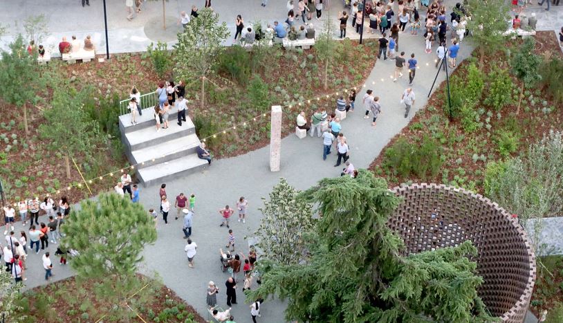 VIDEO/ Kryeministri Rama në hyrje të sheshit, ja pse qeshin me të madhe e shoqja Linda dhe Veliaj