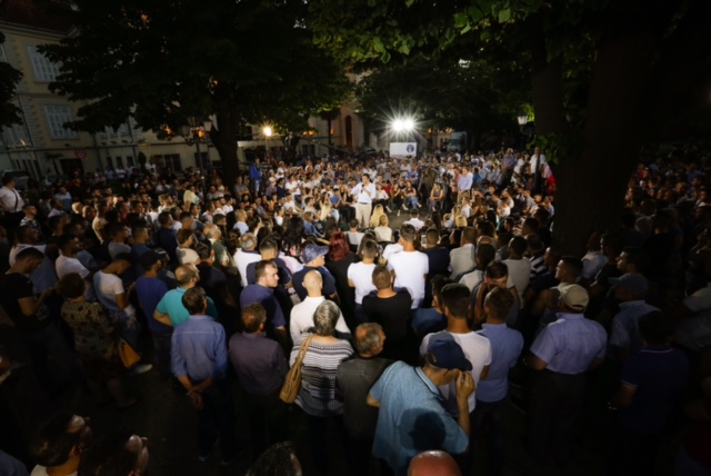 Basha, surpriza gjatë bisedës me të rinjtë e Shkodrës. 10 mijë …