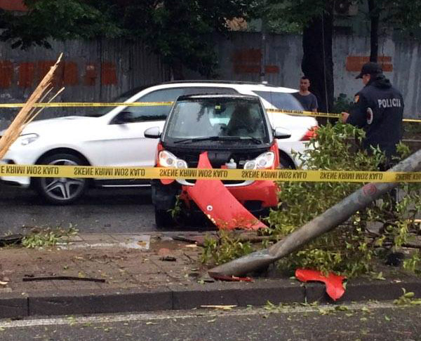 VIDEO & FOTO GALRI/ Tiranë, “Smart”-i përplaste me pemën, dërgohet në spital drejtuesja e mjetit