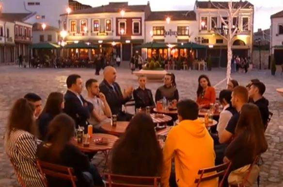 Studentët i rrëzojnë Ramës maturen shteterore: Ja debati me studentët te Pazari i Korcës