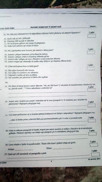 FOTO SKANDAL/ Del sërish teza kur ende po zhvillohet provimi