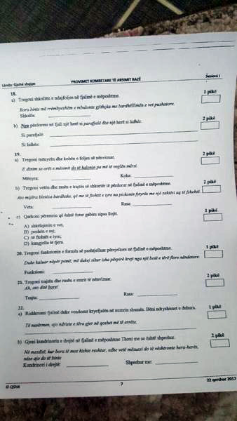 FOTO SKANDAL/ Del sërish teza kur ende po zhvillohet provimi