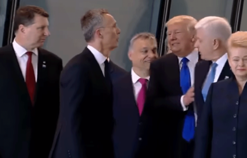 VIDEO/ Trump shtyn me forcë kryeministrin e Malit të Zi. Po të ishte Rama!!