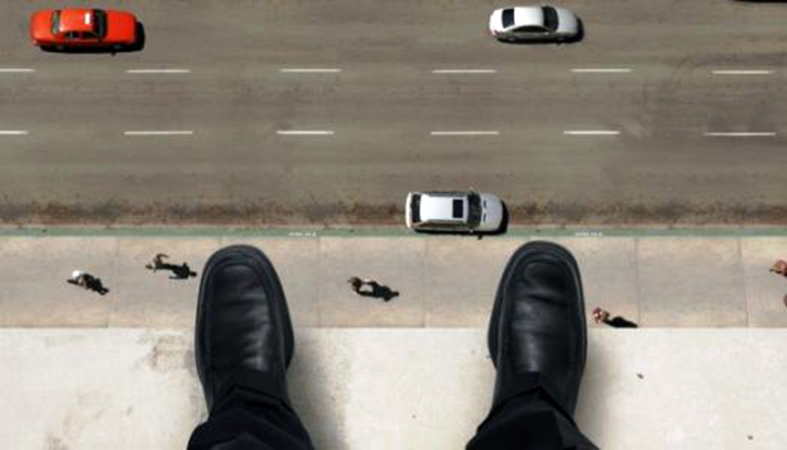 Kamëz, luante me “Balenën blu”, fëmija tenton të hidhet nga kati i 7-të