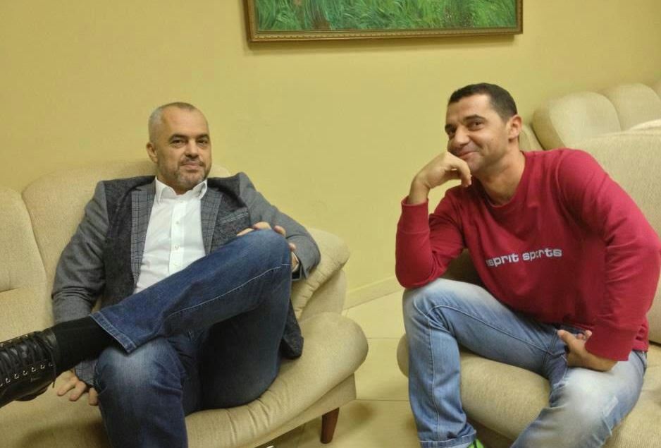 FOTO/Arrestohet kameramani zyrtar i Ramës, vidhte me biçikletë