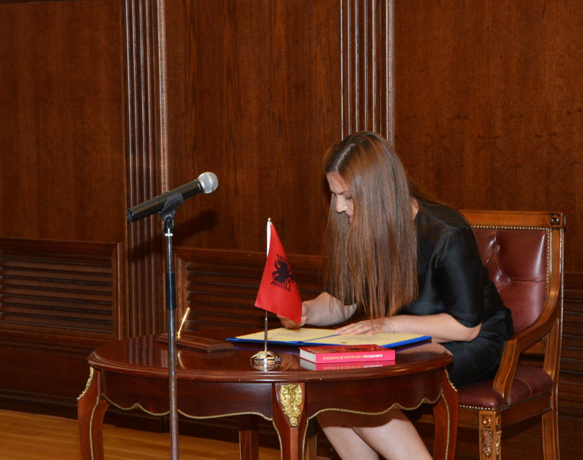 REAGIMI/Vendimi i ministres Kërtusha për të ndarë administratën nga fushata