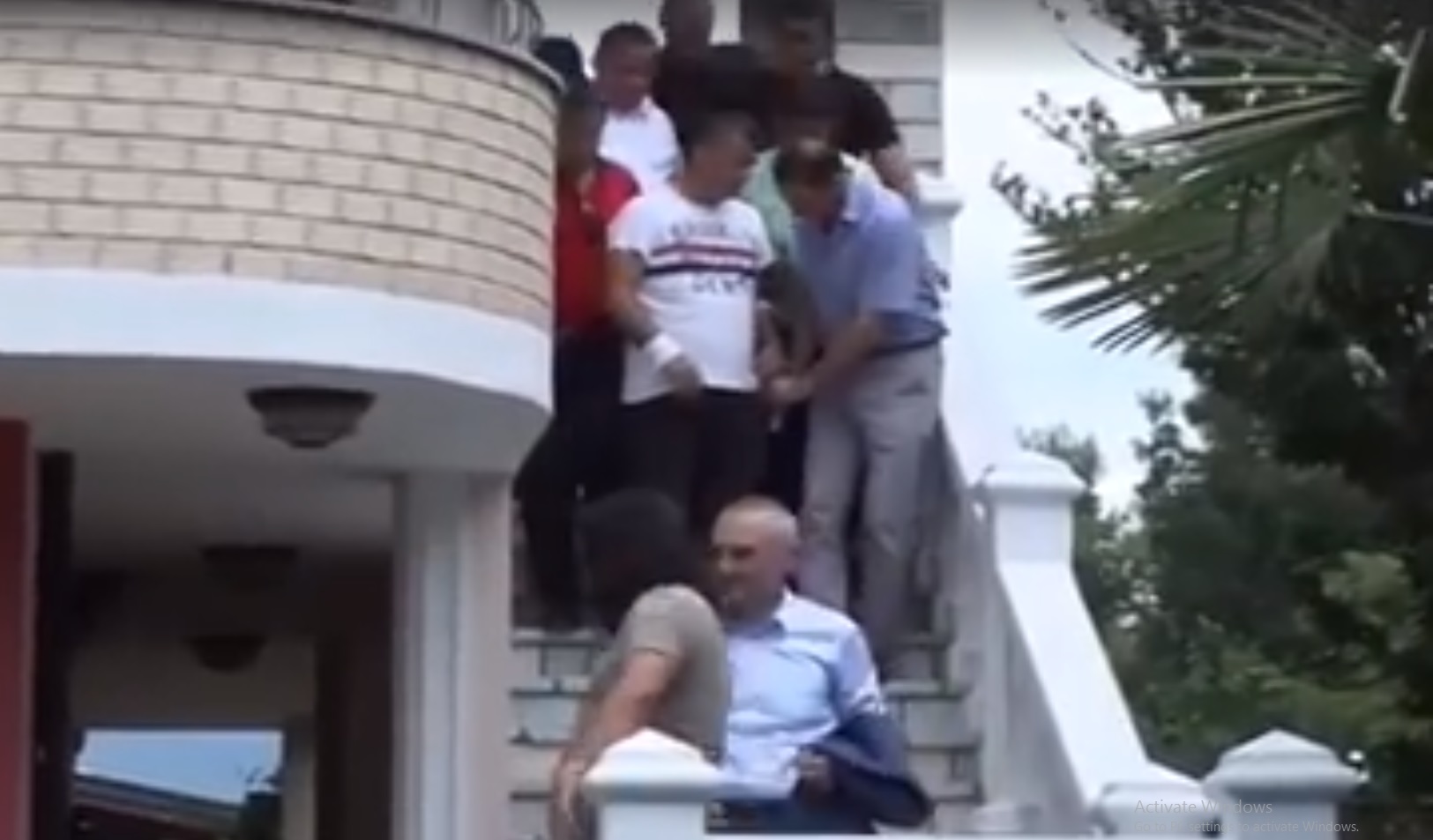 VIDEO/ Lezhë, kandidati i LSI, i fut në xhep “të dhunuarit” një zarf