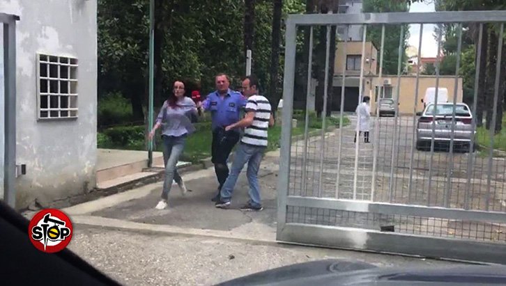FOTO/ Dhunoi gazetaren, pezullohet polici, procedohen gazetarët