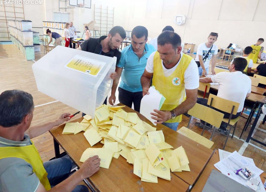 Kavajë, numërohen 14 kuti, ja sa vota i ndajnë dy kandidatët e fortë