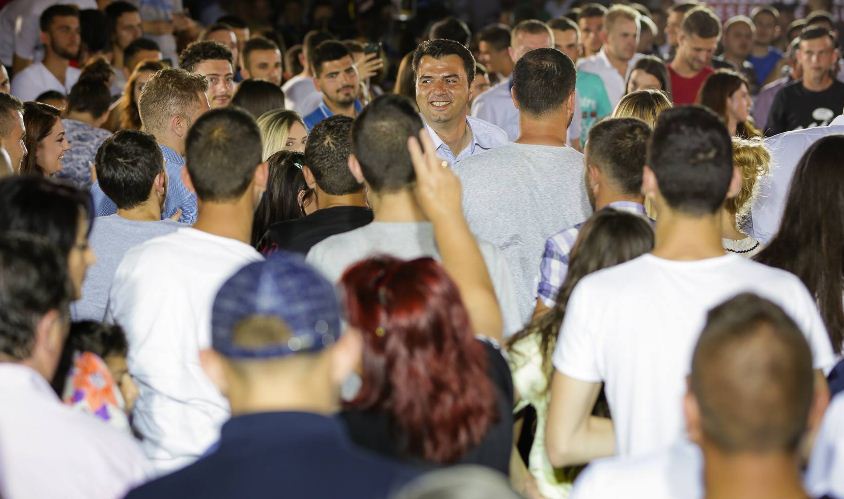 Premtimin më të ri Basha e deklaroi në Laç, mijëra qytetarë qetësohen