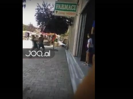VIDEO/ Ja si dy ish bashkëshortë zihen për telefonin