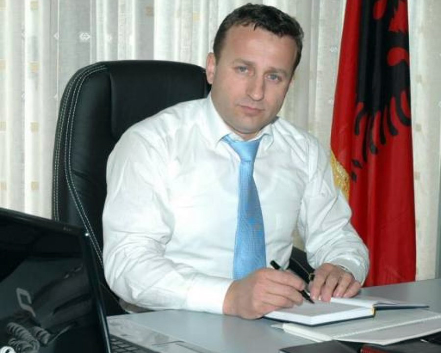 FOTO & EMRI/ Prangoset ish-drejtori i aeroportit të Kukësit, kandidati për deputet i LSI