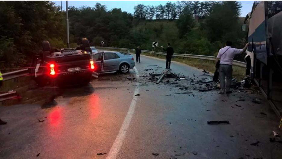 FOTO GALERI/ Maqedoni, pamjet e aksidentit, “Range Roveri” i Arben Ahmetajt përmbyset