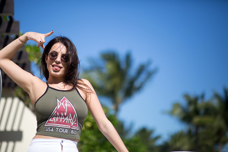 VIDEO/ Armina Mevlani sfidon balerinën në një kërcim belly-dancing