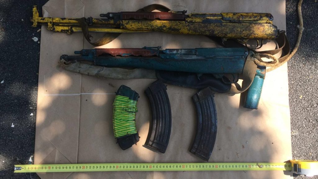 FOTO GALERI/ Kurbin, 63-vjeçari sherr me fqinjët, policia i gjen arsenal armësh e municionesh