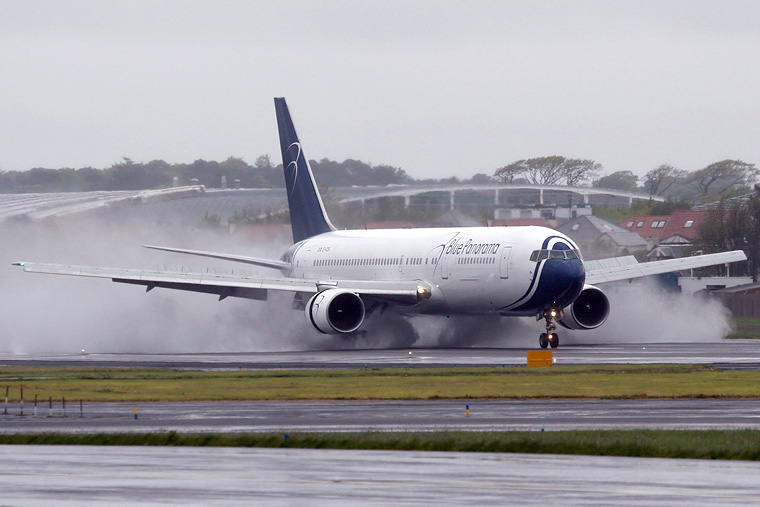 Itali, merr flakë në ajër avioni i “Blue Panoramës”