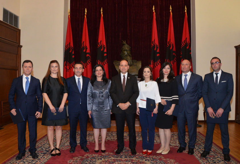 EMRAT/ Fillojnë dorëheqjet nga stafet e ministrave teknikë