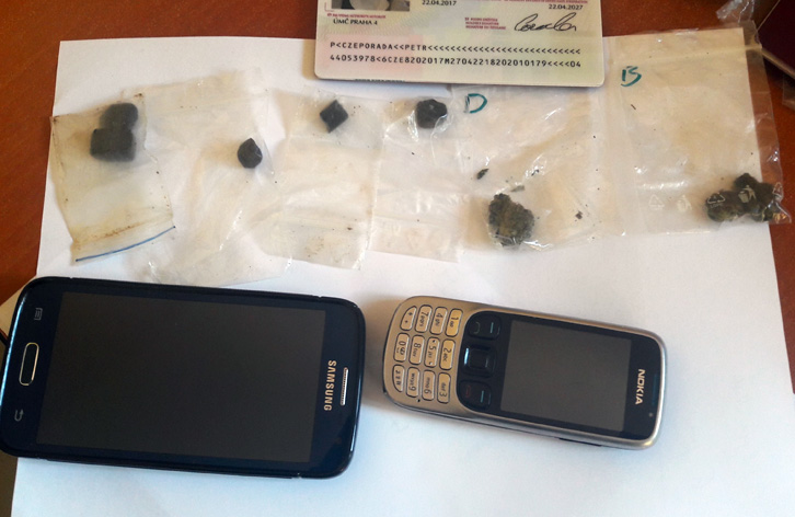 EMRAT & FOTO GALERI/ Qafë Thanë, arrestohen çeku dhe gjermani me “çokollatë” në çanta