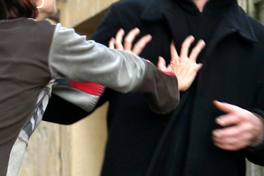 Itali, shqiptari i vë thikën në grykë gruas italiane, por e pëson keq