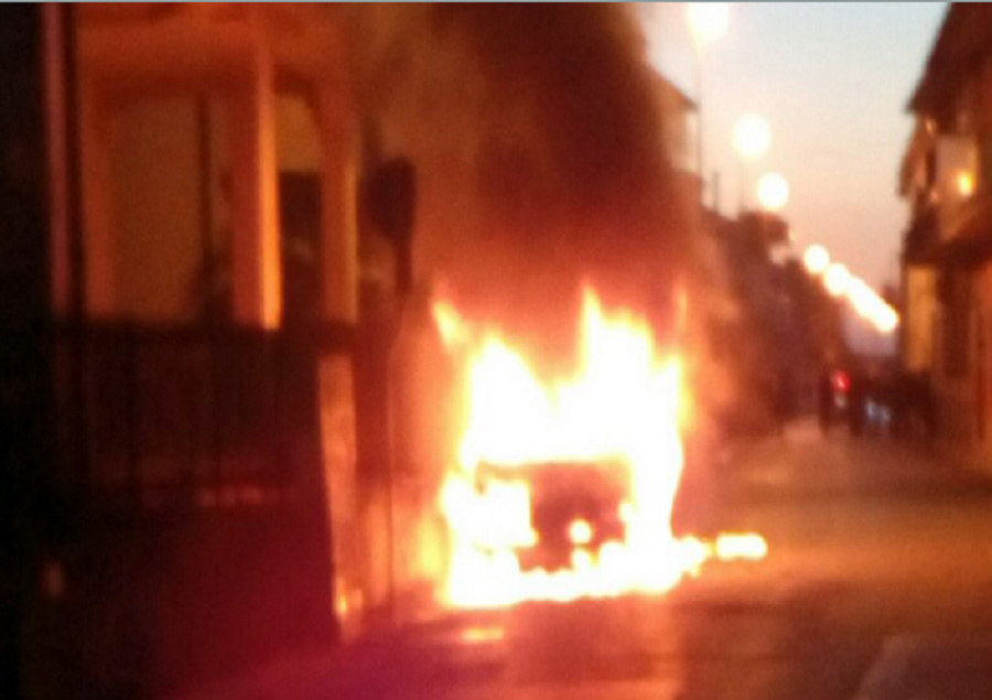 Vlorë, shkrumbohet makina, enigmë shkaqet