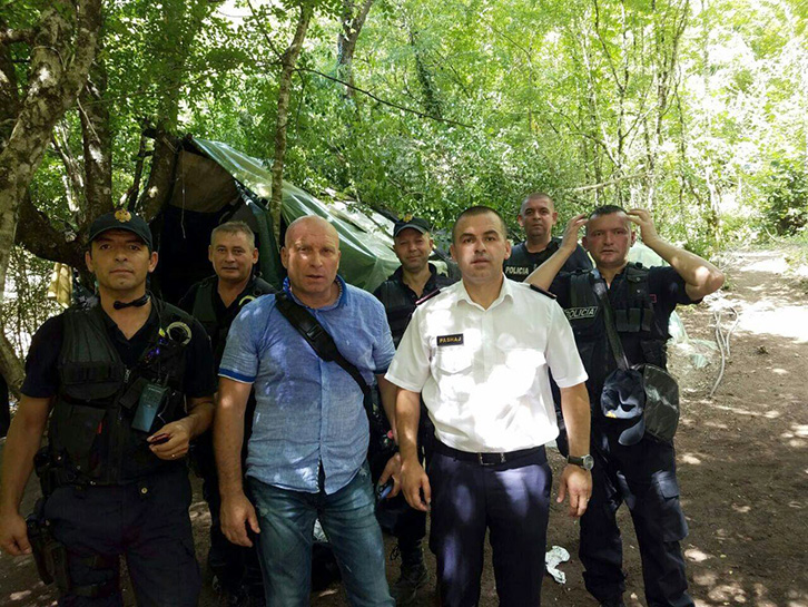 FOTO/ Dritan Demiraj “shkul” kanabis në fshatin e Saimir Tahirit