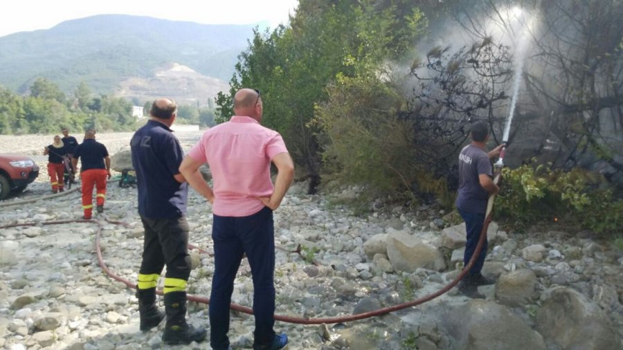 FOTO GALERI/ Tiranë, zjarr i madh në kodrat e Ibës, rrezikohen të digjen shtëpitë