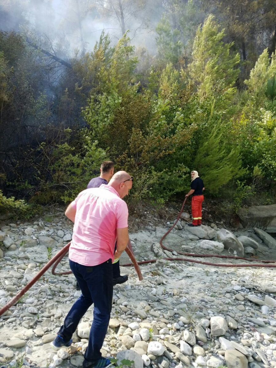 FOTO GALERI/ Tiranë, zjarr i madh në kodrat e Ibës, rrezikohen të digjen shtëpitë