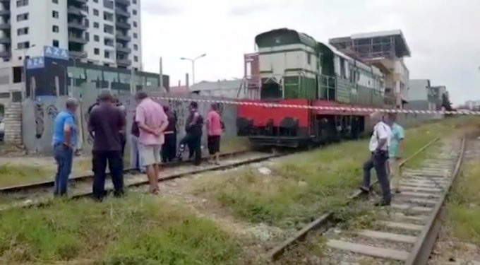 FOTO/ Durrës, treni përplas një person